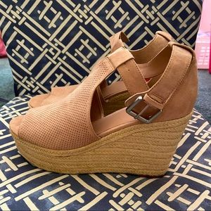 Open toe Nude beige wedge with ankle buckle